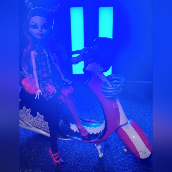 Monster High Freaky Fushion Ghoulia Yelps & Operetta + Zombie Scooter Bundle - Picture 6 of 11